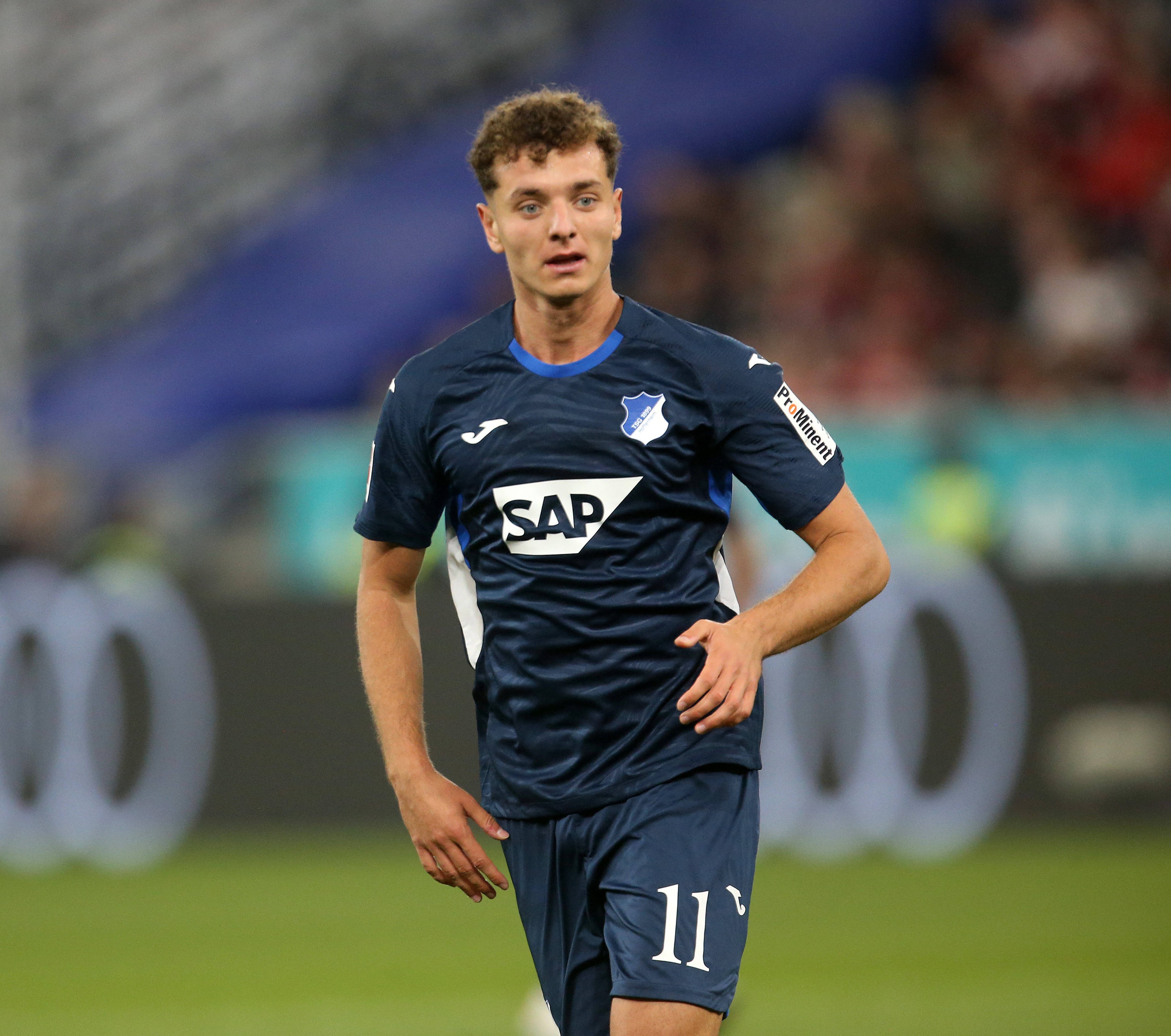 开云娱乐-每体：巴萨关注霍芬海姆前锋阿斯拉尼，球员也优先考虑加盟巴萨